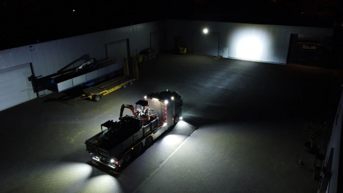 Krachtige, brede LED-werkverlichting gemonteerd op een voertuig voor maximaal zicht op de werkplek tijdens nachtwerkzaamheden.